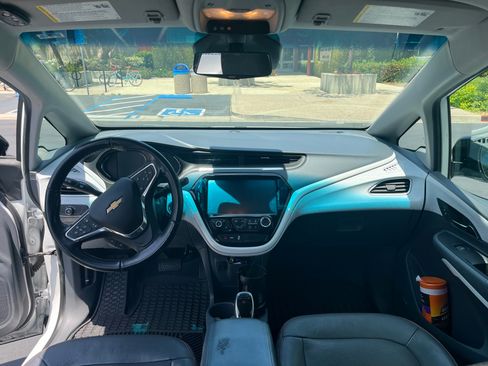 Used 2019 Chevrolet Bolt Premier w/ Infotainment Package FWD image 5