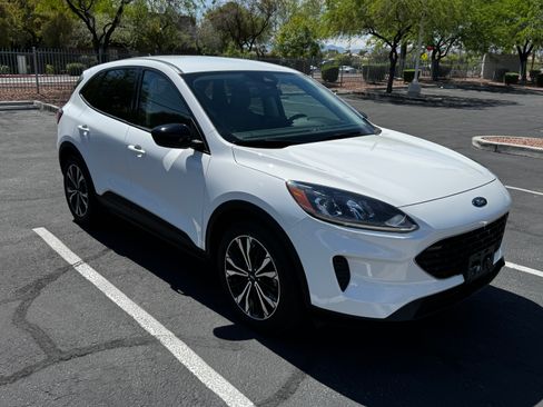 Used 2021 Ford Escape SE w/ SE Sport Appearance Package image 2