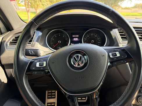 Used 2021 Volkswagen Tiguan SEL AWD/4WD image 35