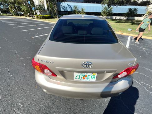 Used 2010 Toyota Corolla LE image 2