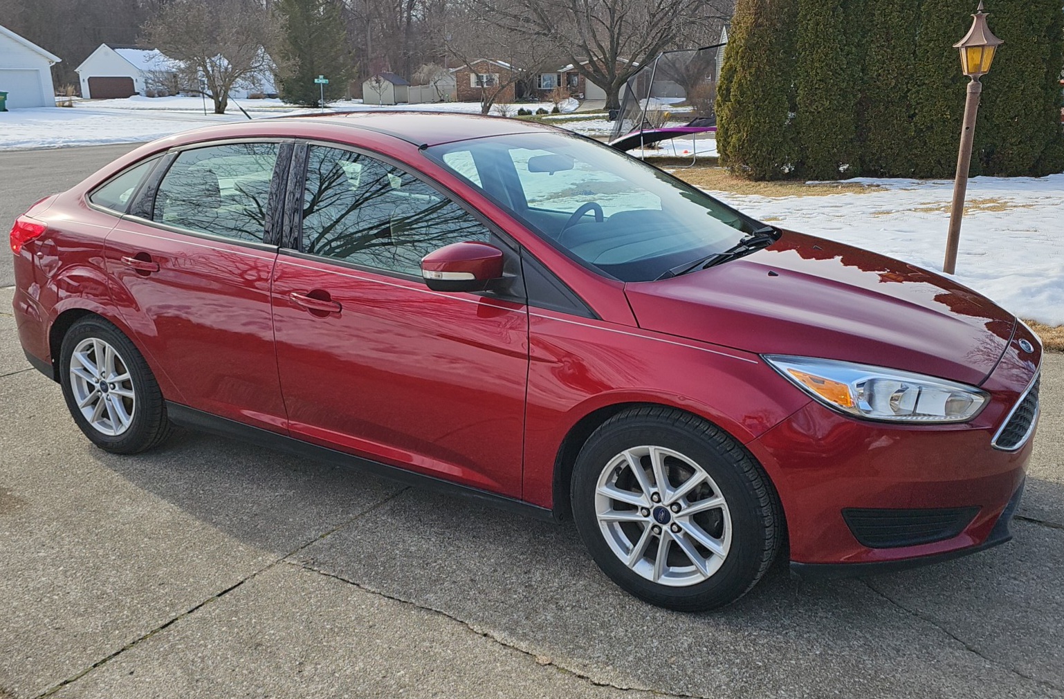 Used 2017 Ford Focus SE FWD image 1