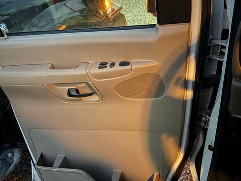 Used 2002 Ford E-350 and Econoline 350 Club Wagon image 13