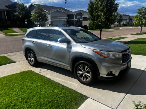 Used 2014 Toyota Highlander XLE AWD/4WD image 2
