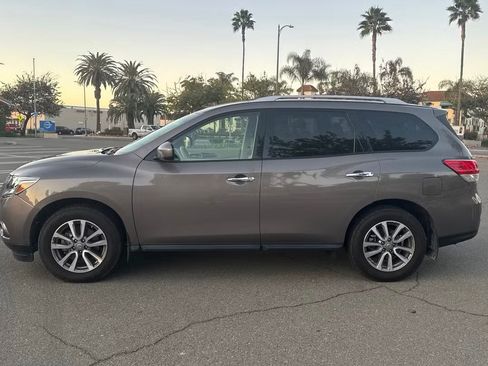 Used 2014 Nissan Pathfinder SV image 2