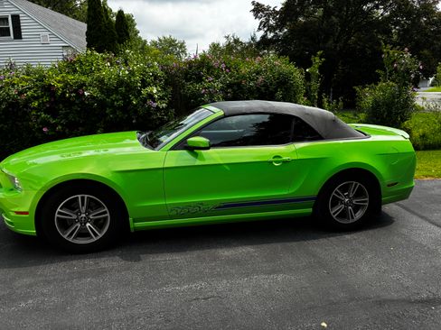 Used 2013 Ford Mustang Premium RWD image 1