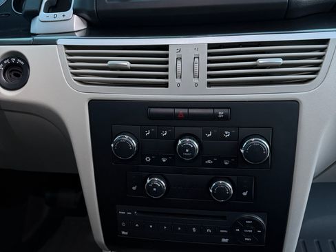 Used 2010 Volkswagen Routan SE FWD image 11
