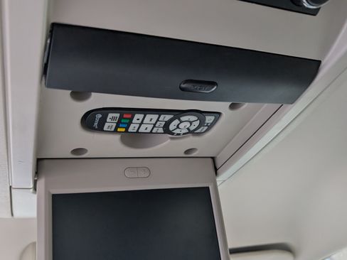 Used 2014 Chrysler Town & Country Touring-L w/ Driver Convenience Group image 5