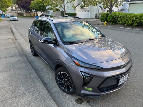 Used 2022 Chevrolet Bolt EUV Premier FWD image 1