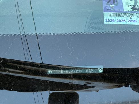 Used 2017 Toyota RAV4 LE image 18