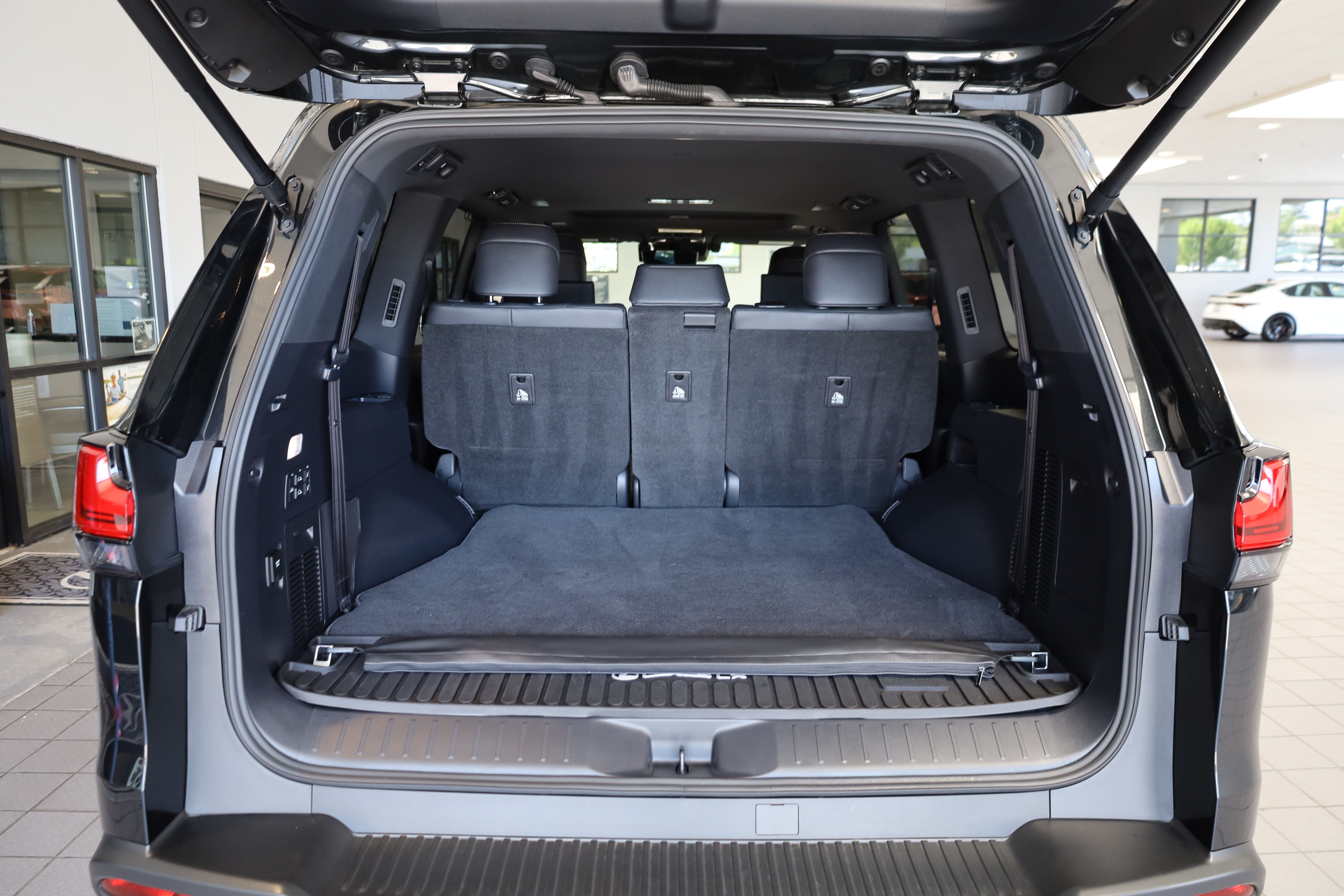 Used 2025 Lexus LX 600 4WD w/ Accessory Package (Z1) image 10