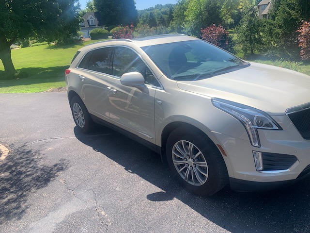 Used 2017 Cadillac XT5 Luxury w/ Driver Awareness Package FWD image 2