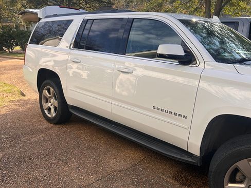 Used 2017 Chevrolet Suburban LT w/ Luxury Package image 4