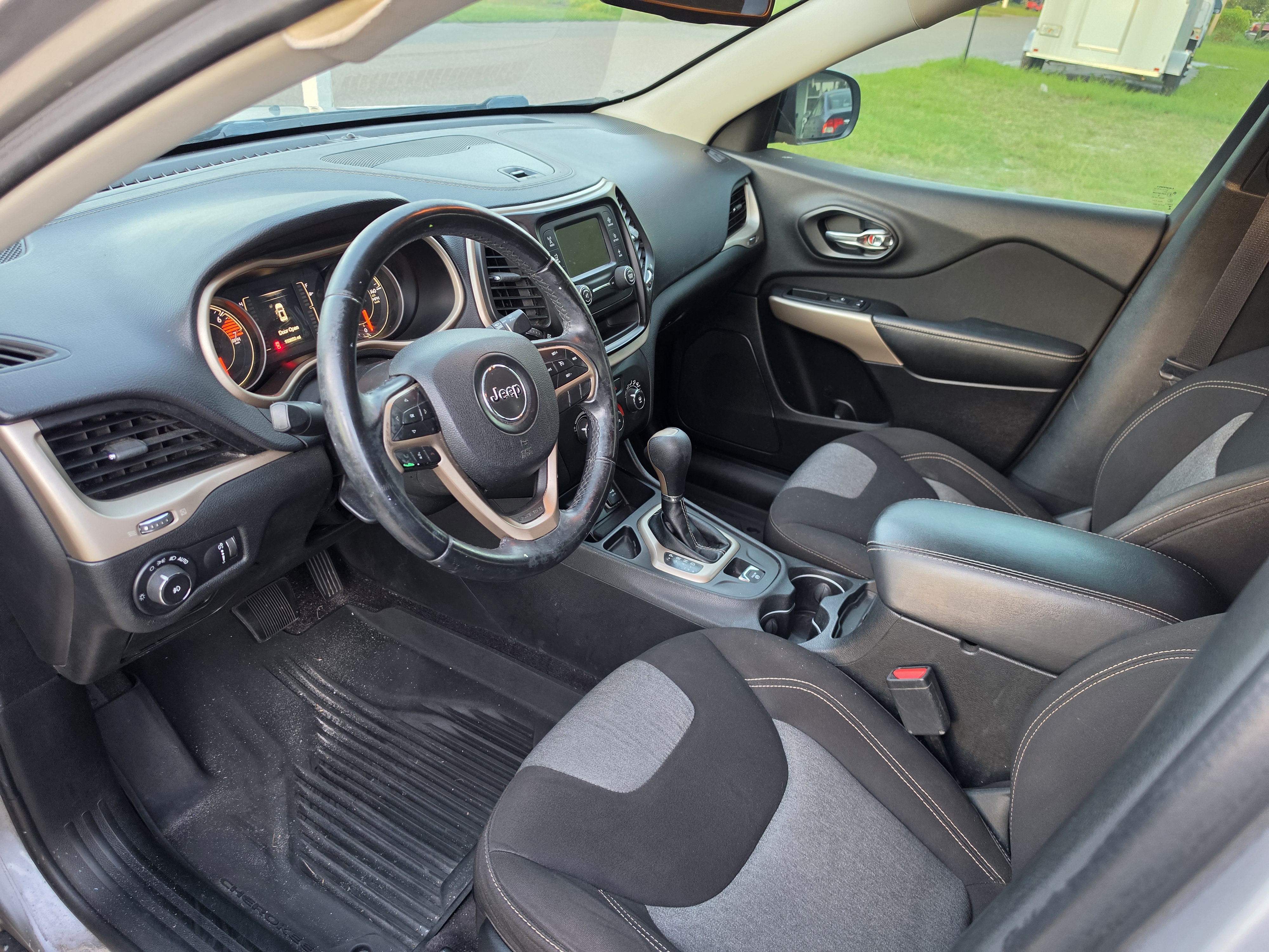 Used 2018 Jeep Cherokee Latitude w/ Altitude Package FWD image 9