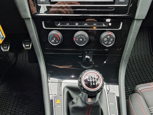 Used 2020 Volkswagen GTI SE image 10