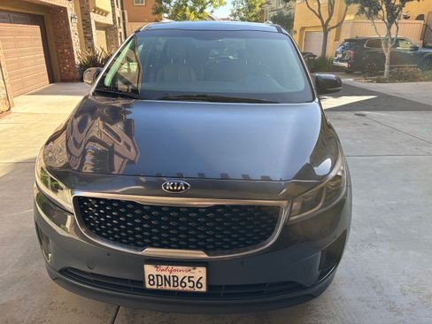 Used 2017 Kia Sedona LX w/ LX Essentials Premium Package image 2