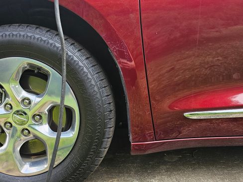 Used 2018 Chrysler Pacifica Touring-L image 17