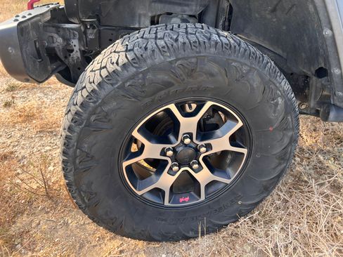 Used 2018 Jeep Wrangler Unlimited Rubicon w/ Dual Top Group AWD/4WD image 11