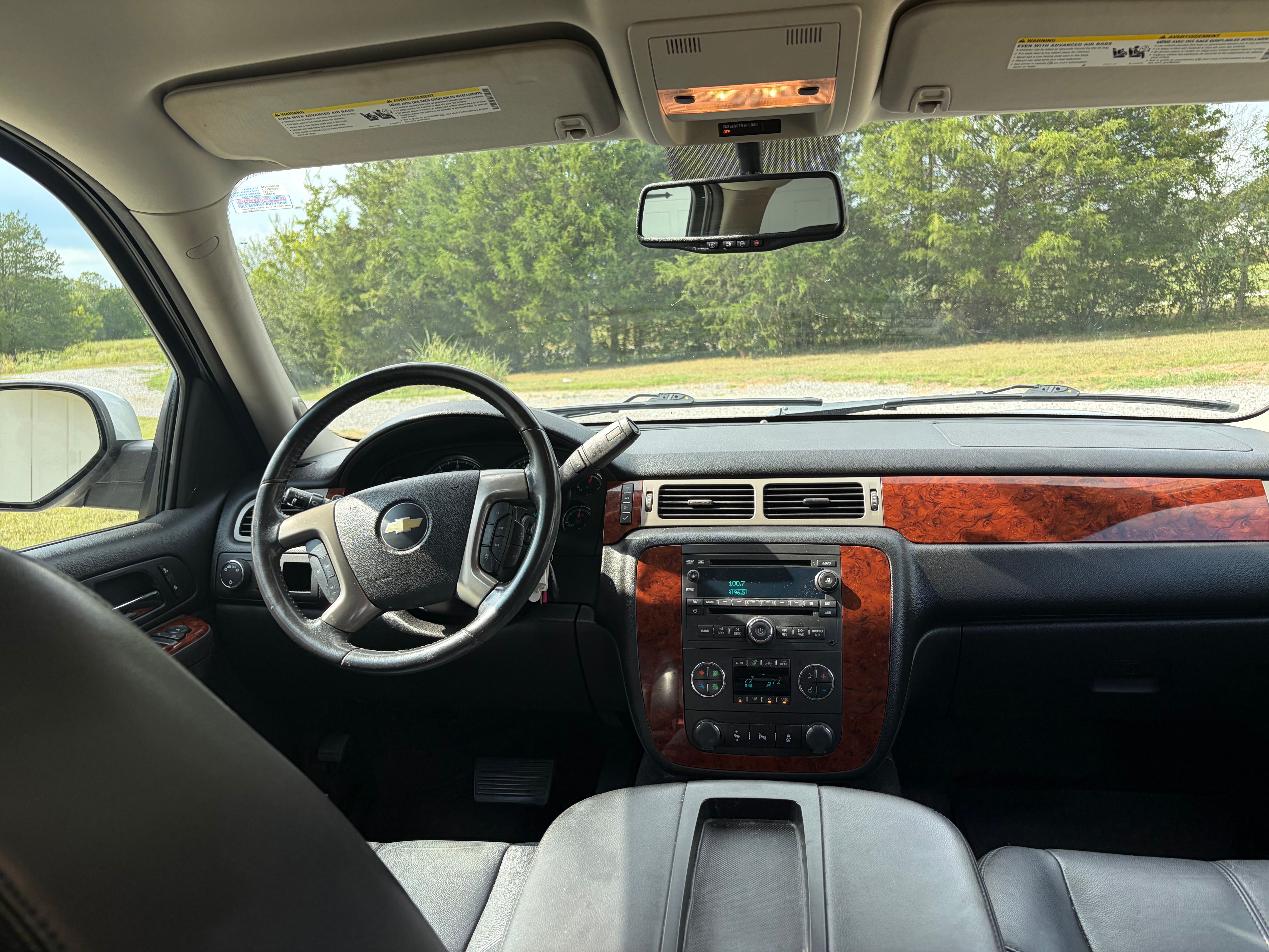 Used 2014 Chevrolet Suburban LT RWD image 11