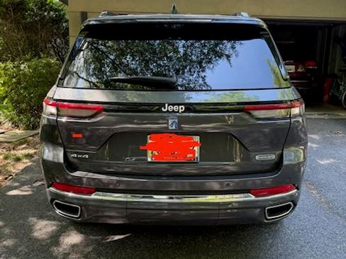 Used 2024 Jeep Grand Cherokee Overland w/ Luxury Tech Group IV AWD/4WD image 8