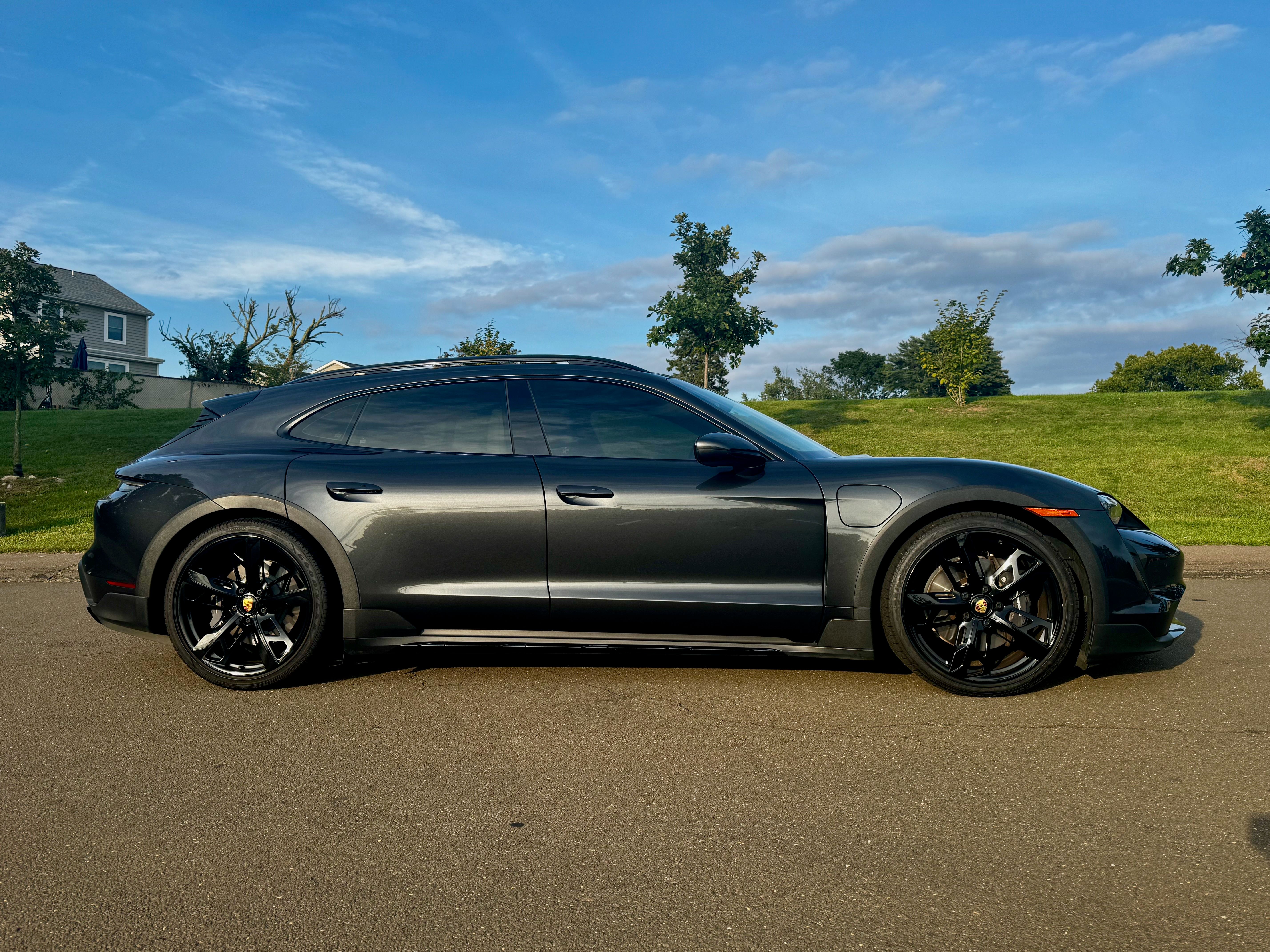 Used 2022 Porsche Taycan 4 Cross Turismo AWD/4WD image 2