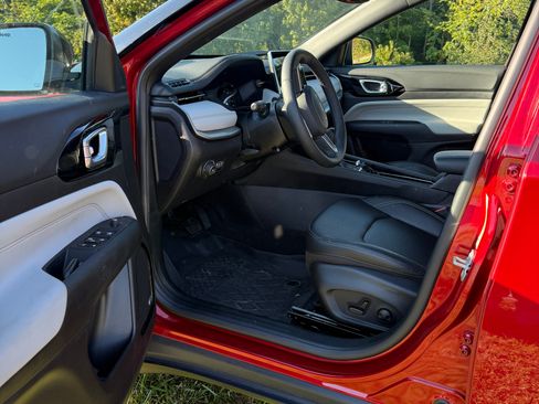 Used 2025 Jeep Compass Limited w/ Sun & Sound Group image 9