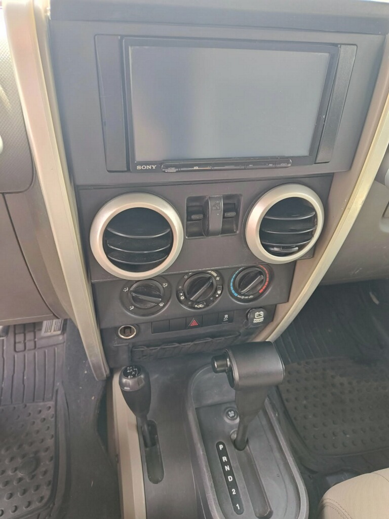 Used 2010 Jeep Wrangler Sahara w/ Dual Top Group AWD/4WD image 10
