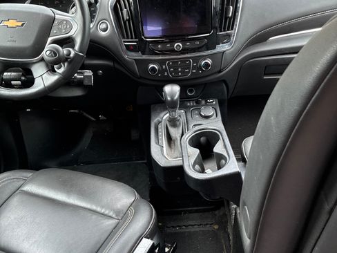 Used 2022 Chevrolet Traverse LT FWD image 11