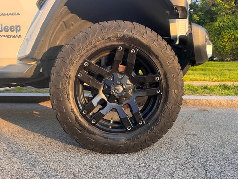 Used 2018 Jeep Wrangler Unlimited Sahara w/ Dual Top Group AWD/4WD image 19