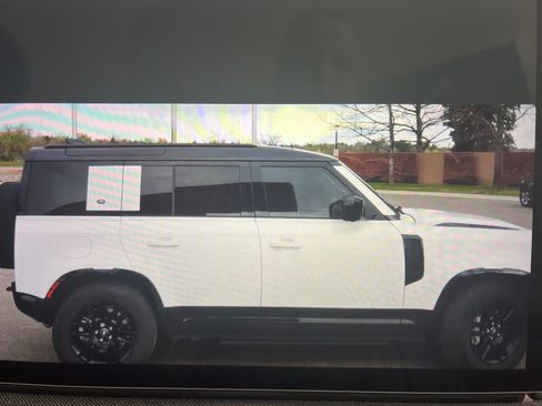 Used 2024 Land Rover Defender 110 X-Dynamic SE image 4