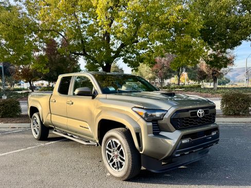 Used 2025 Toyota Tacoma TRD Sport image 1