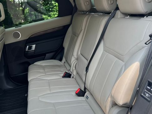 Used 2017 Land Rover Discovery HSE image 14