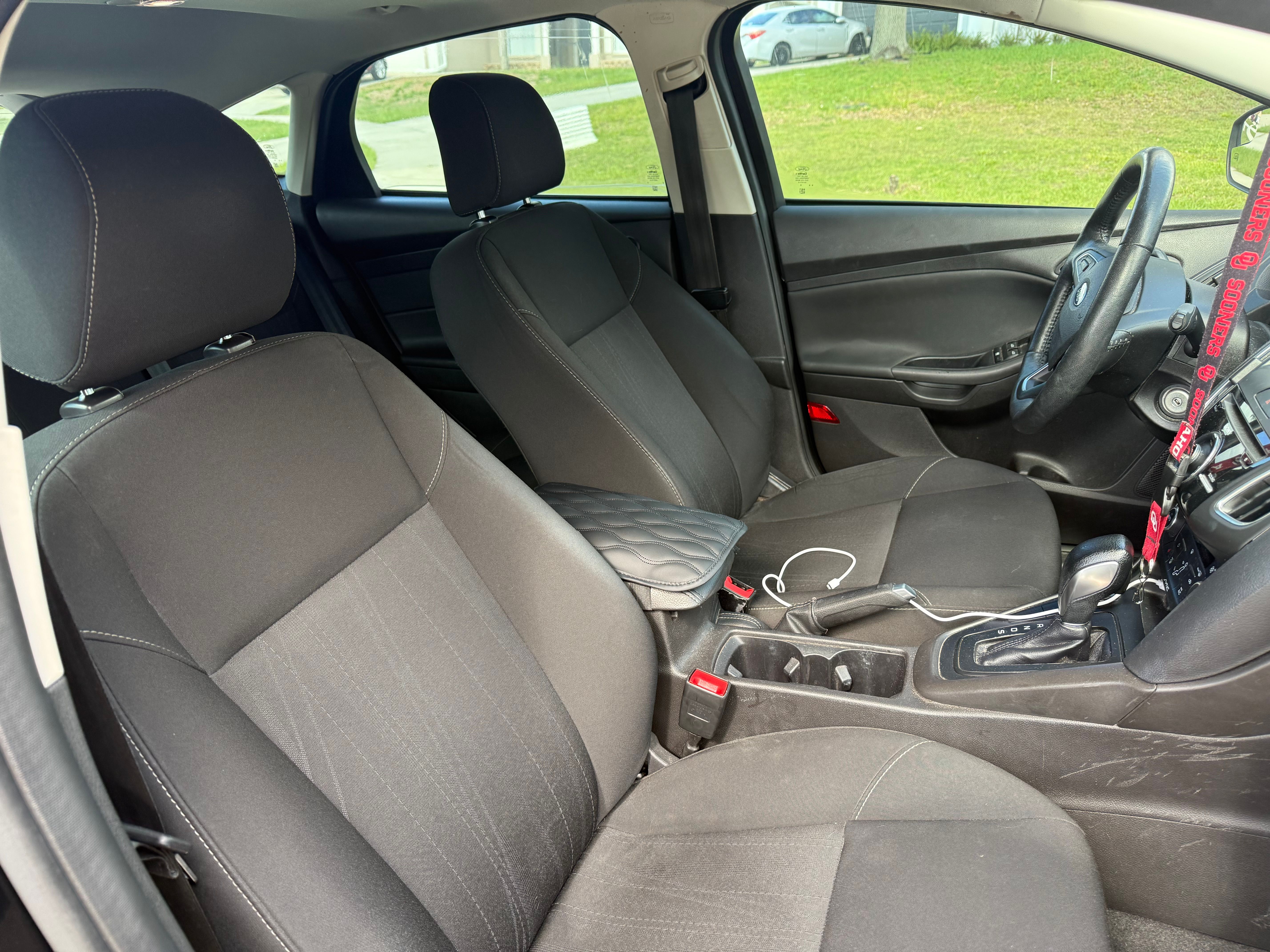 Used 2017 Ford Focus SEL w/ Cold Weather Package FWD image 4