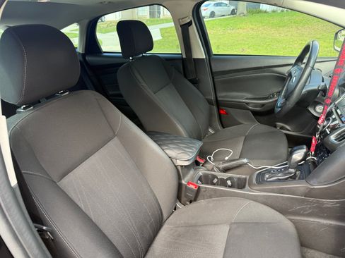 Used 2017 Ford Focus SEL w/ Cold Weather Package FWD image 4