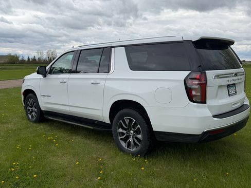Used 2023 Chevrolet Suburban LT w/ Luxury Package AWD/4WD image 4