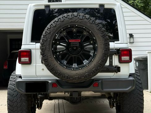 Used 2018 Jeep Wrangler Unlimited Sahara w/ Uconnect 4C Nav & Sound Group image 5