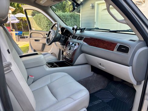 Used 2014 Chevrolet Tahoe LT AWD/4WD image 10