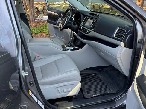 Used 2018 Toyota Highlander XLE image 5