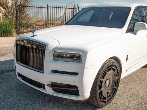 Used 2022 Rolls-Royce Cullinan w/ Technology Package image 26