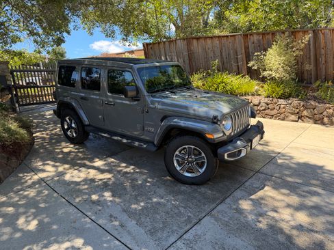 Used 2019 Jeep Wrangler Unlimited Sahara AWD/4WD image 2