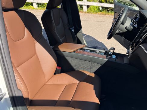 Used 2023 Volvo V60 B5 Cross Country Plus w/ Climate Package image 9