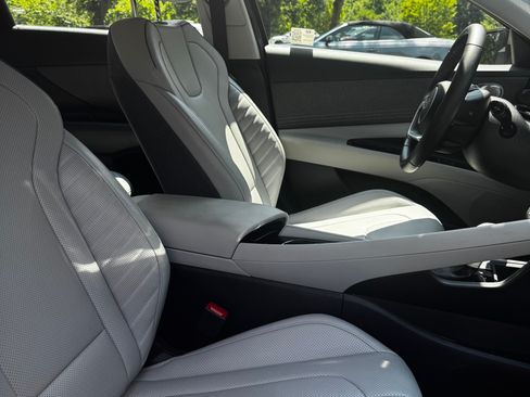 Used 2025 Hyundai Elantra Limited FWD image 4