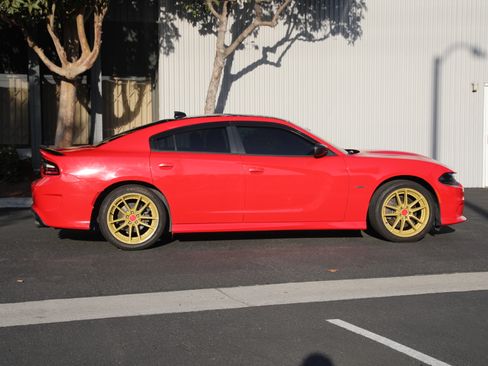 Used 2019 Dodge Charger R/T RWD image 9