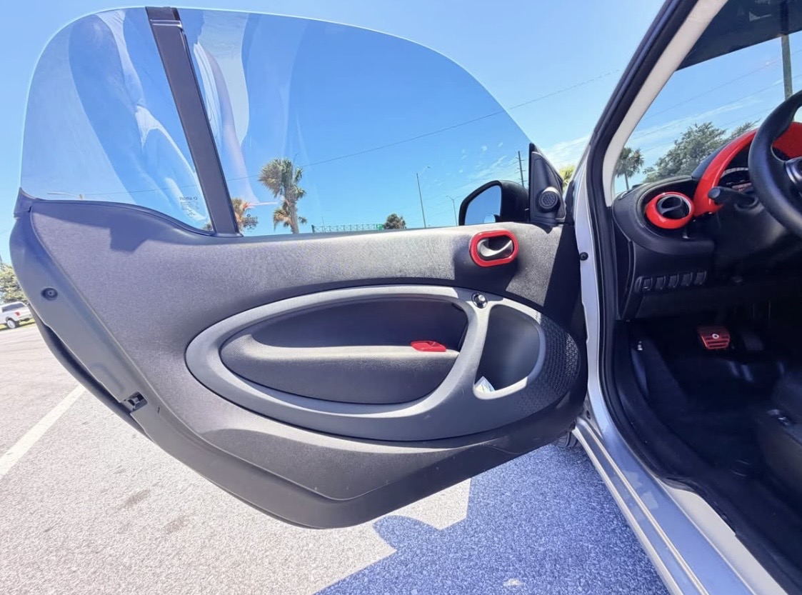 Used 2016 smart fortwo pure RWD image 10
