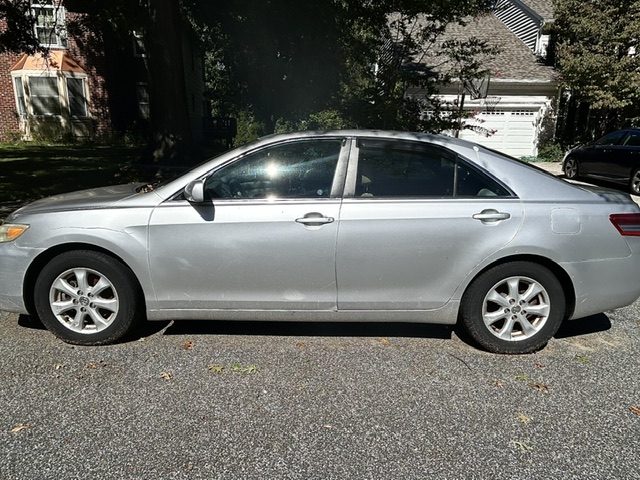 Used 2011 Toyota Camry LE w/ LE Extra-Value Pkg FWD image 1