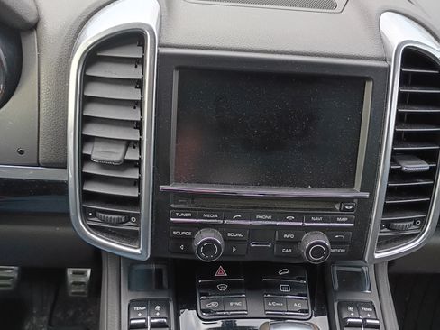 Used 2016 Porsche Cayenne S image 9