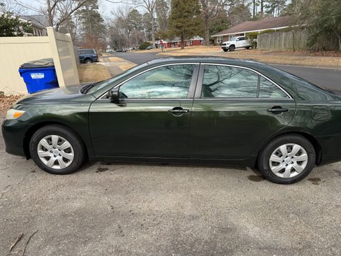 Used 2010 Toyota Camry LE FWD image 7