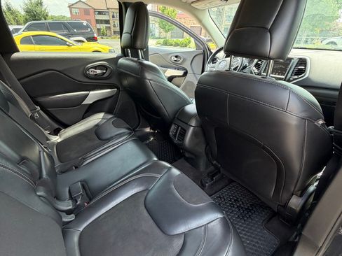 Used 2018 Jeep Cherokee Latitude Plus w/ Cold Weather Group FWD image 19