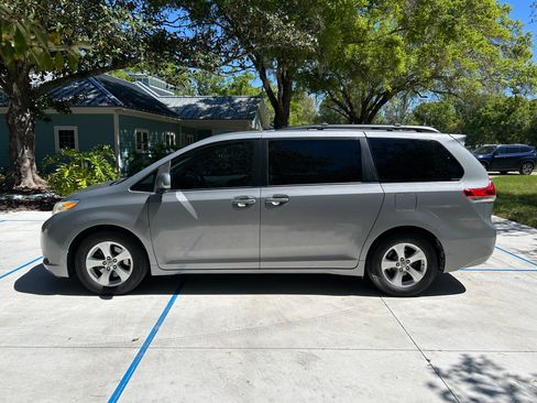 Used 2011 Toyota Sienna LE image 2