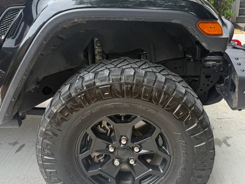 Used 2020 Jeep Gladiator Rubicon AWD/4WD image 13