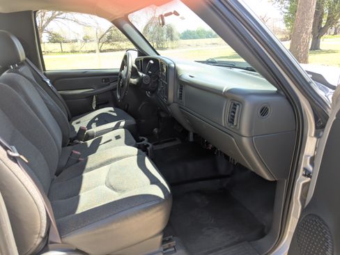 Used 2005 Chevrolet Silverado 2500 W/T w/ Heavy-Duty Power Package image 7